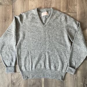 100% Lambswool V-Neck Gray Long Sleeve Sweater Size Large